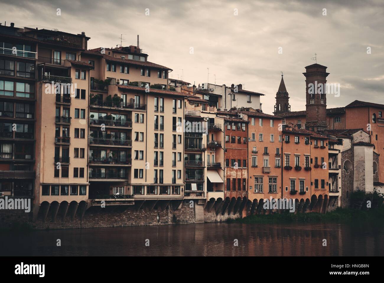 Lo stile italiano di vecchi edifici lungo il fiume Arno a Firenze, Italia. Foto Stock