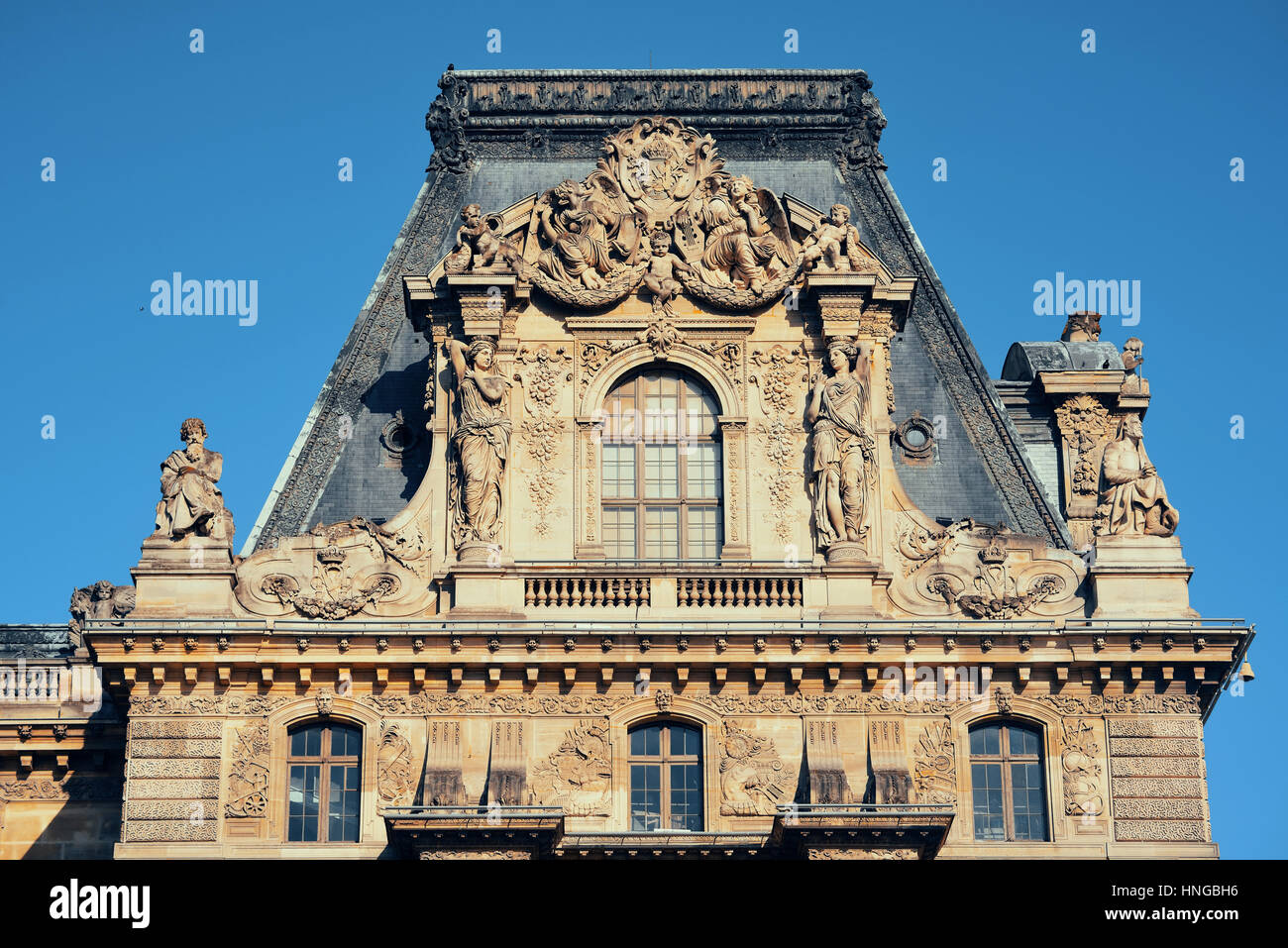 Parigi, Francia - 13 maggio: il museo del Louvre closeup vista esterna il 13 maggio 2015 a Parigi. Con oltre 60k mq di spazio espositivo e il Louvre è il più grande Mus Foto Stock