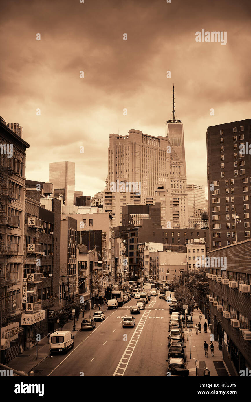 NEW YORK CITY - 15 ago: Chinatown street view Agosto 15, 2014 a Manhattan, New York City. Si tratta di uno dei più grandi e più antiche di etnia cinese comunitario Foto Stock