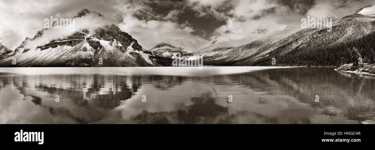 Al Lago Bow panorama riflessione con Snow capped mountain e la foresta nel Parco Nazionale di Banff Foto Stock