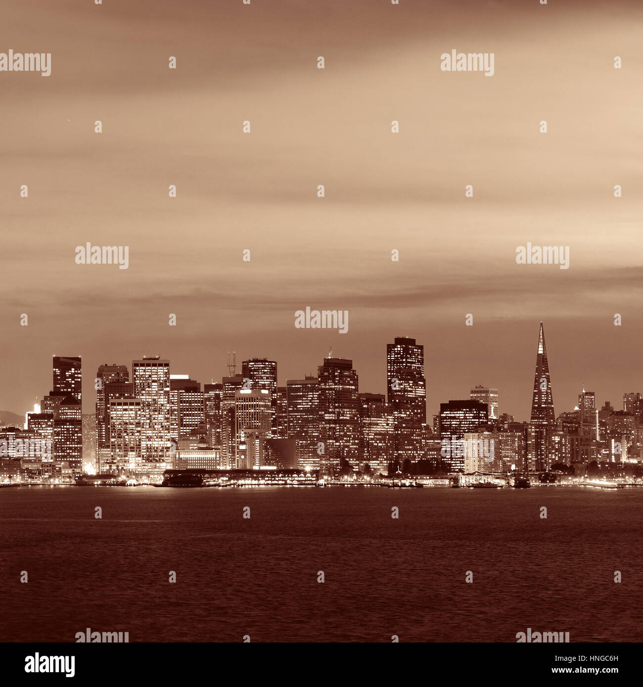 La città di San Francisco skyline con architetture urbane di notte. Foto Stock