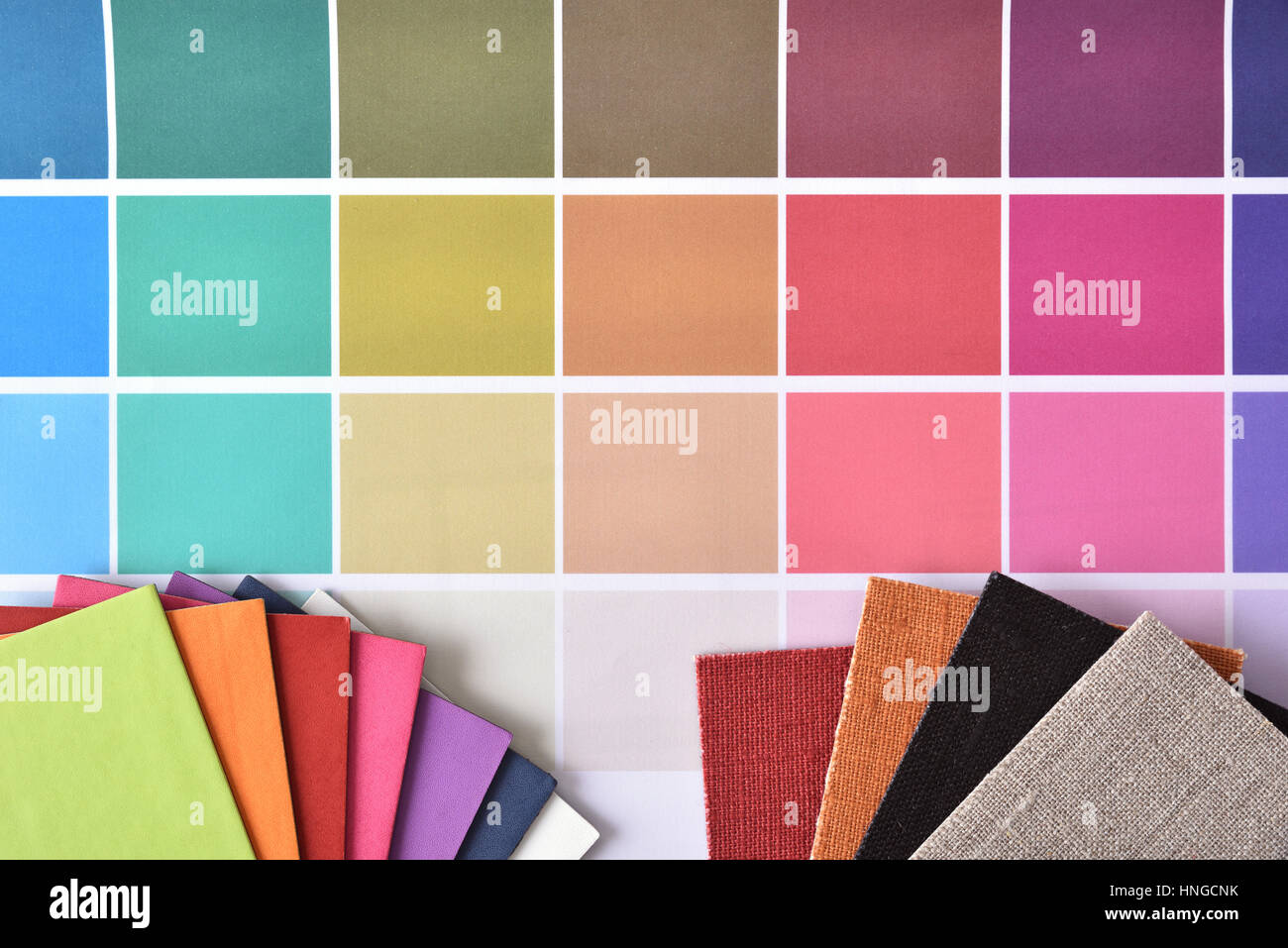 I campioni di colore con i materiali in carta, pelle e tessuto per la decorazione di interni. Vista superiore Foto Stock