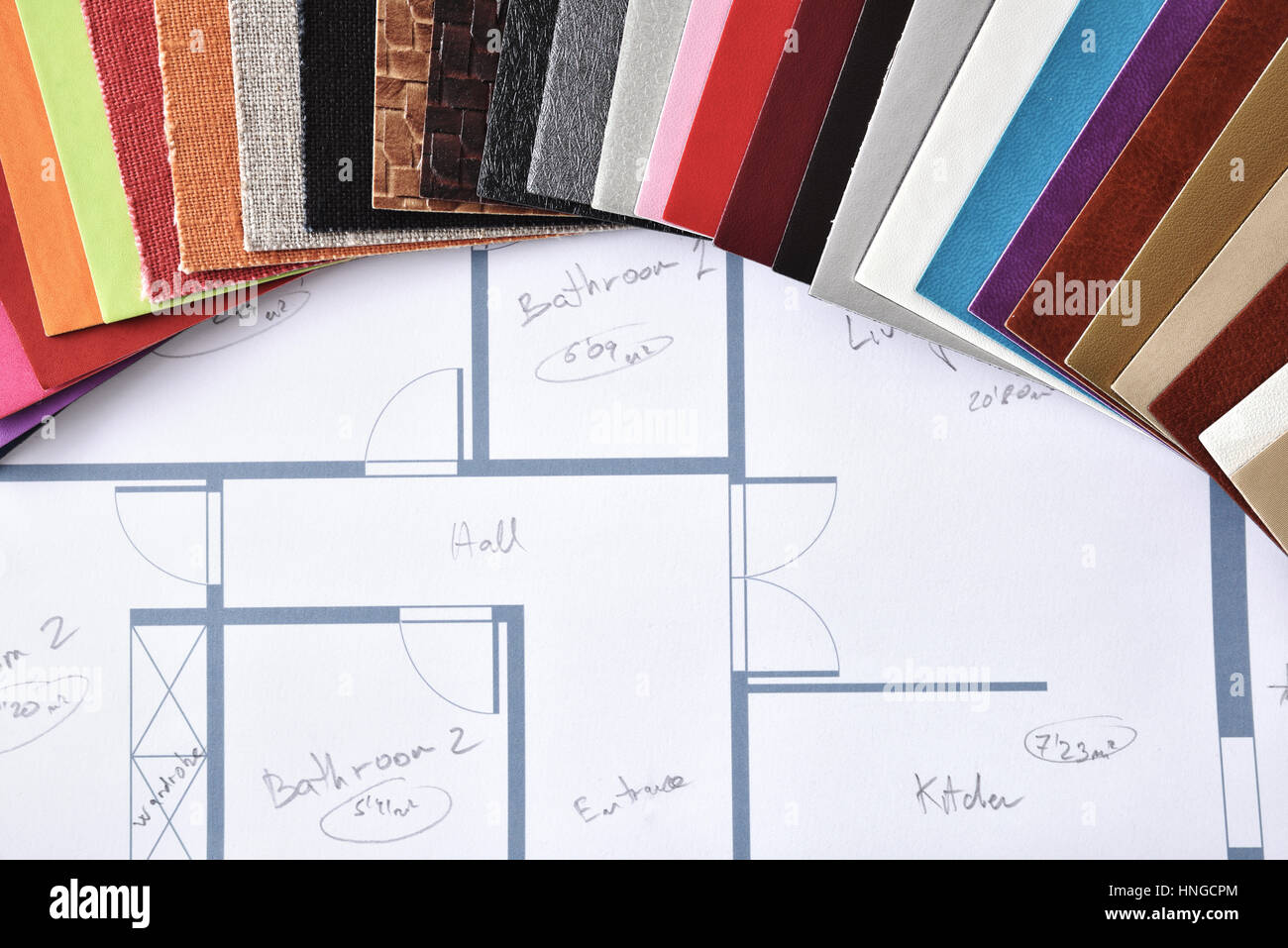 Materiali e colori per decorazione di interni. Tessuto di campioni di pelle sul piano. Vista superiore Foto Stock