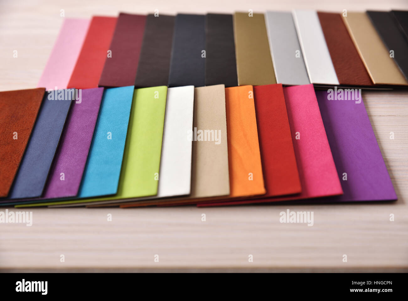 Materiali e texture di carte a colori per decorazione di interni. Tessuto e campioni di pelle su tavola di legno. Vista in alzata frontale Foto Stock