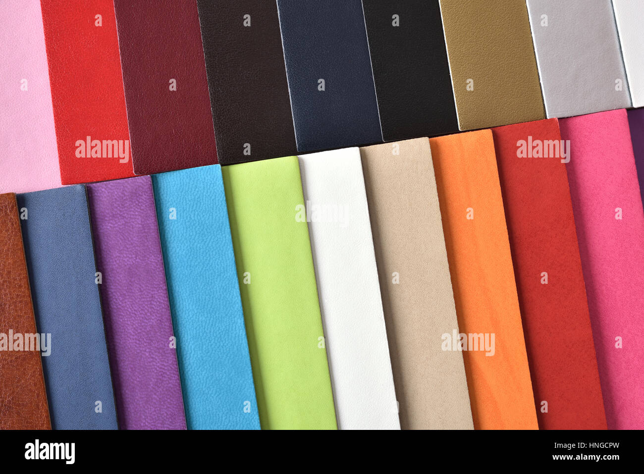 Materiali e texture di carte a colori per decorazione di interni. Tessuto e campioni di pelle. Vista superiore Foto Stock