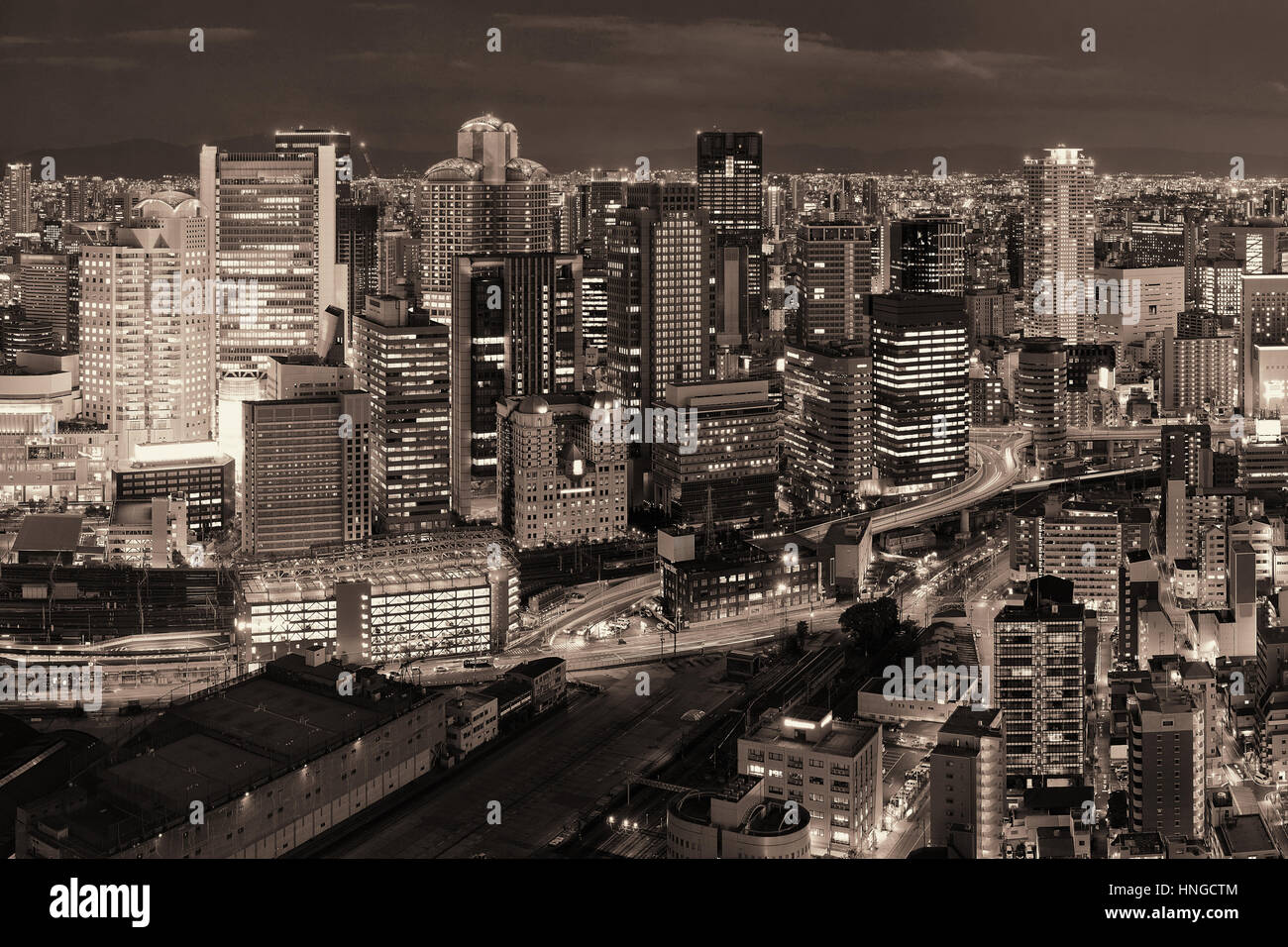 Osaka urbano per la città di notte vista sul tetto. Il Giappone. Foto Stock
