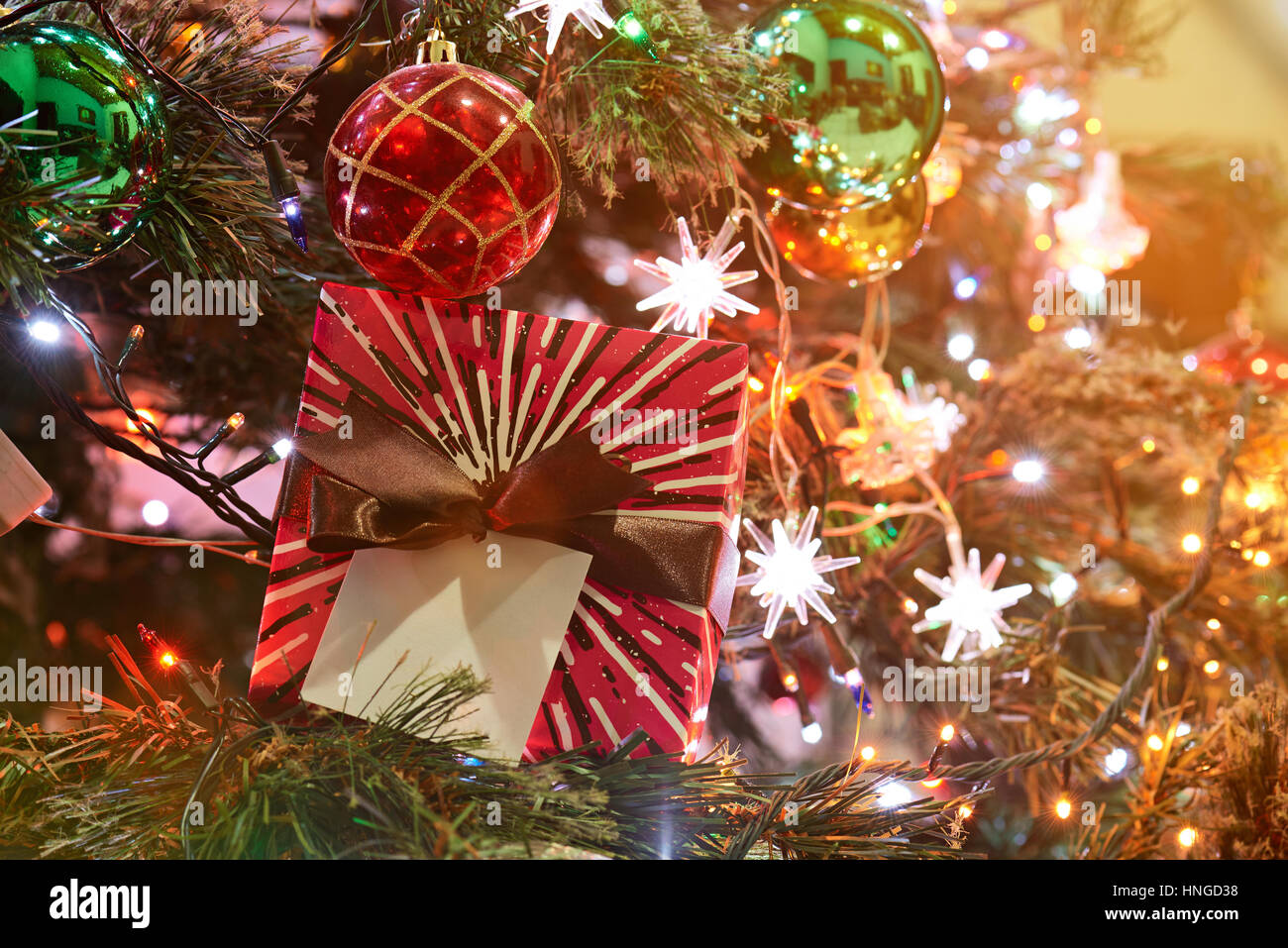 Decorazione per albero di Natale con i giocattoli colorati e presente nella casella Foto Stock