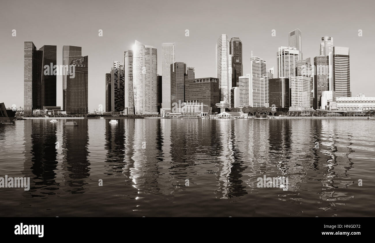 Lo skyline di Singapore con edifici urbani su acqua Foto Stock