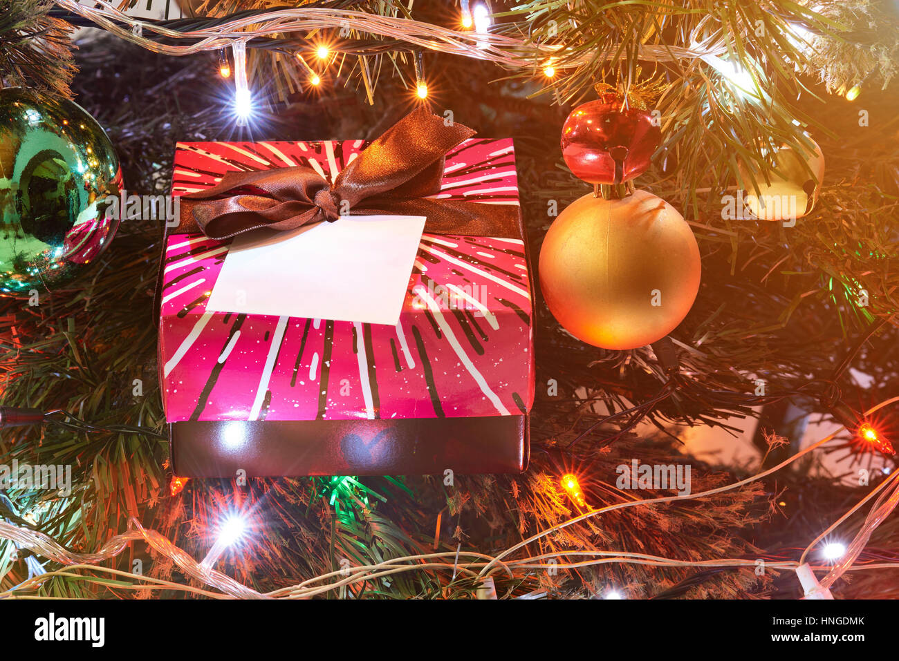 Decorazione di natale luci con struttura ad albero e dono casella colorata Foto Stock