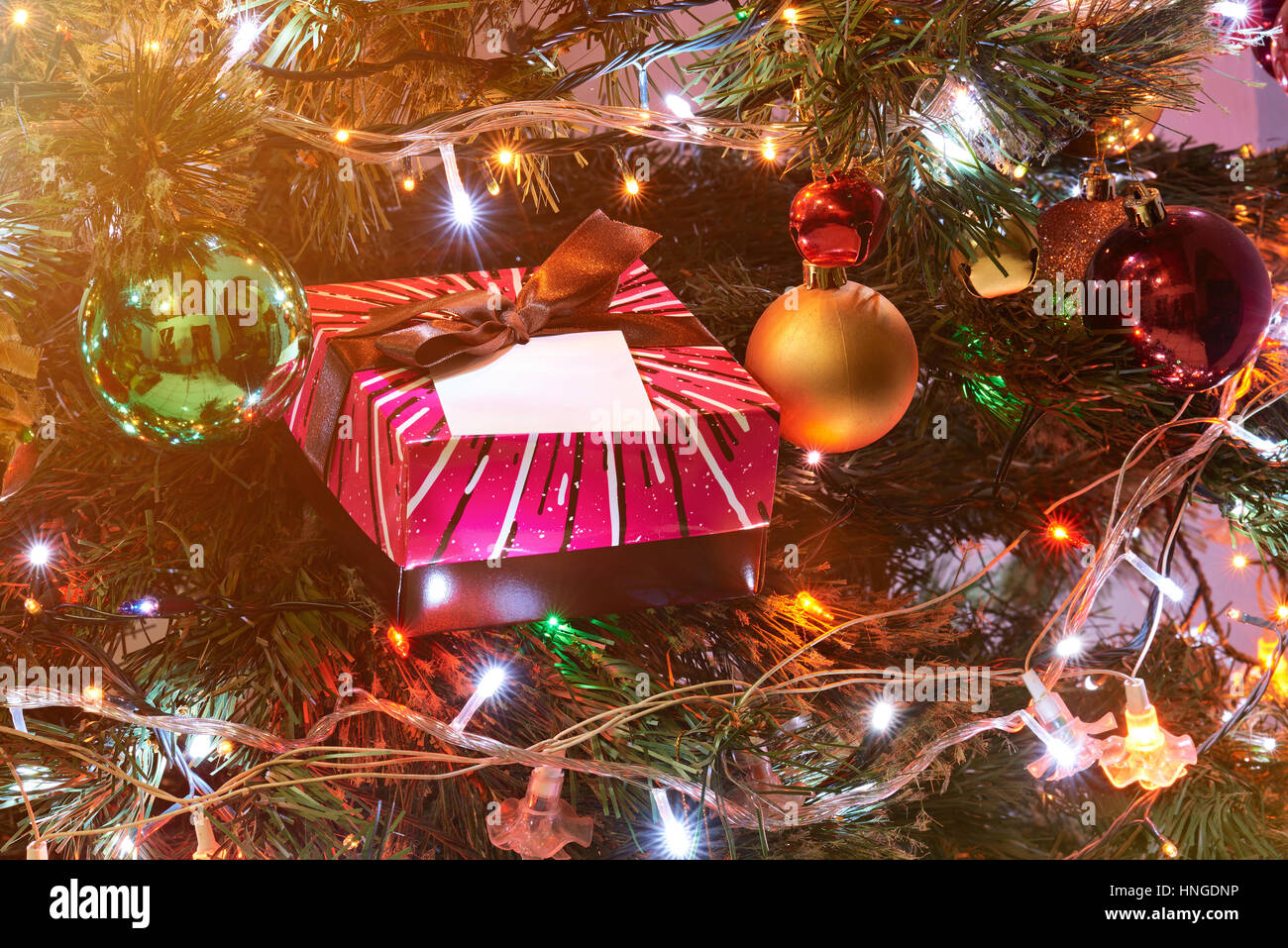 Decorazione di Natale sfondo con giocattoli e confezione regalo, le luci di Natale Foto Stock