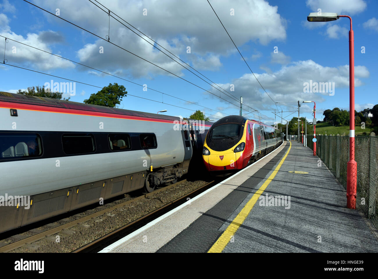 Virgin Trains Classe 390 Pendolinos alla stazione Oxenholme, Cumbria, England, Regno Unito , in Europa. Foto Stock