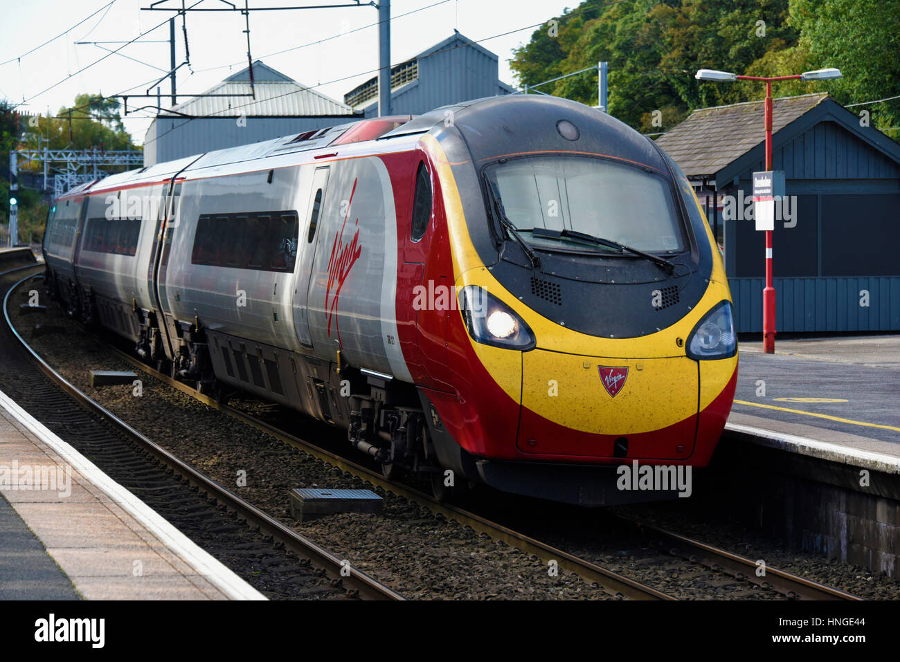 Virgin Trains Classe 390 Pendolino 390 121 'Virgin Dream' alla stazione di Oxenholme, Cumbria, England, Regno Unito, Europa. Foto Stock