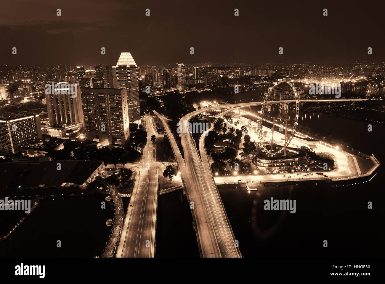 Singapore sul tetto con vista autostrada di notte e urban grattacieli. Foto Stock