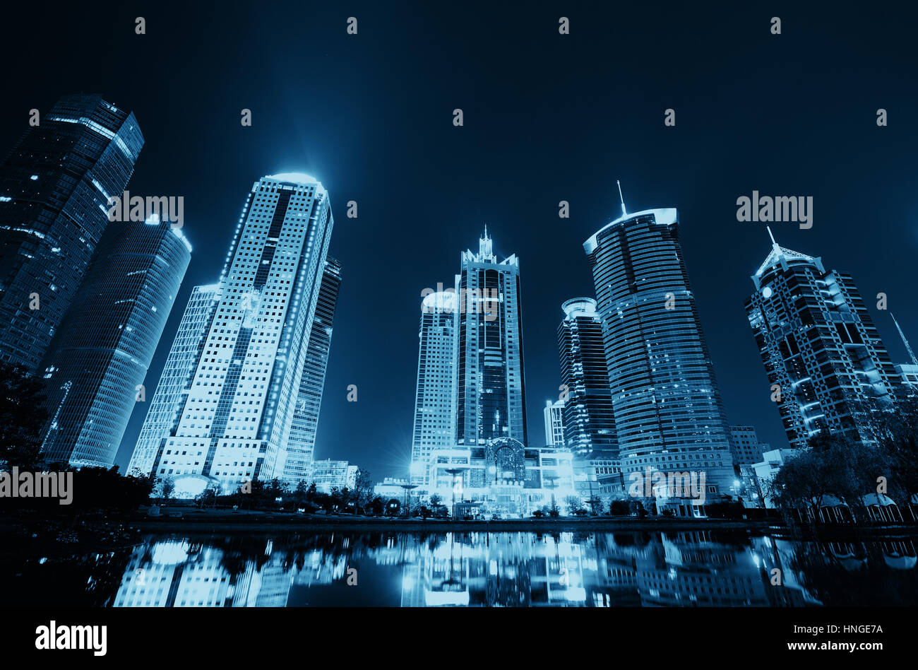 Shanghai cityscape di notte con urban grattacieli. Cina. Foto Stock