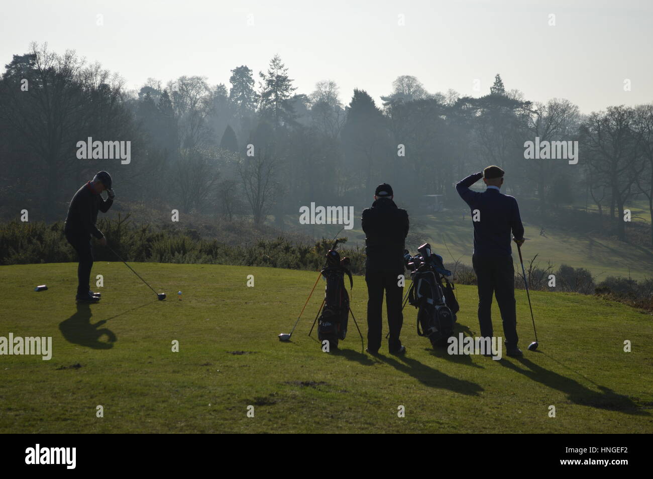 Tre i golfisti di rinvio off a Reigate Hill Golf Club, Surrey, Regno Unito Foto Stock