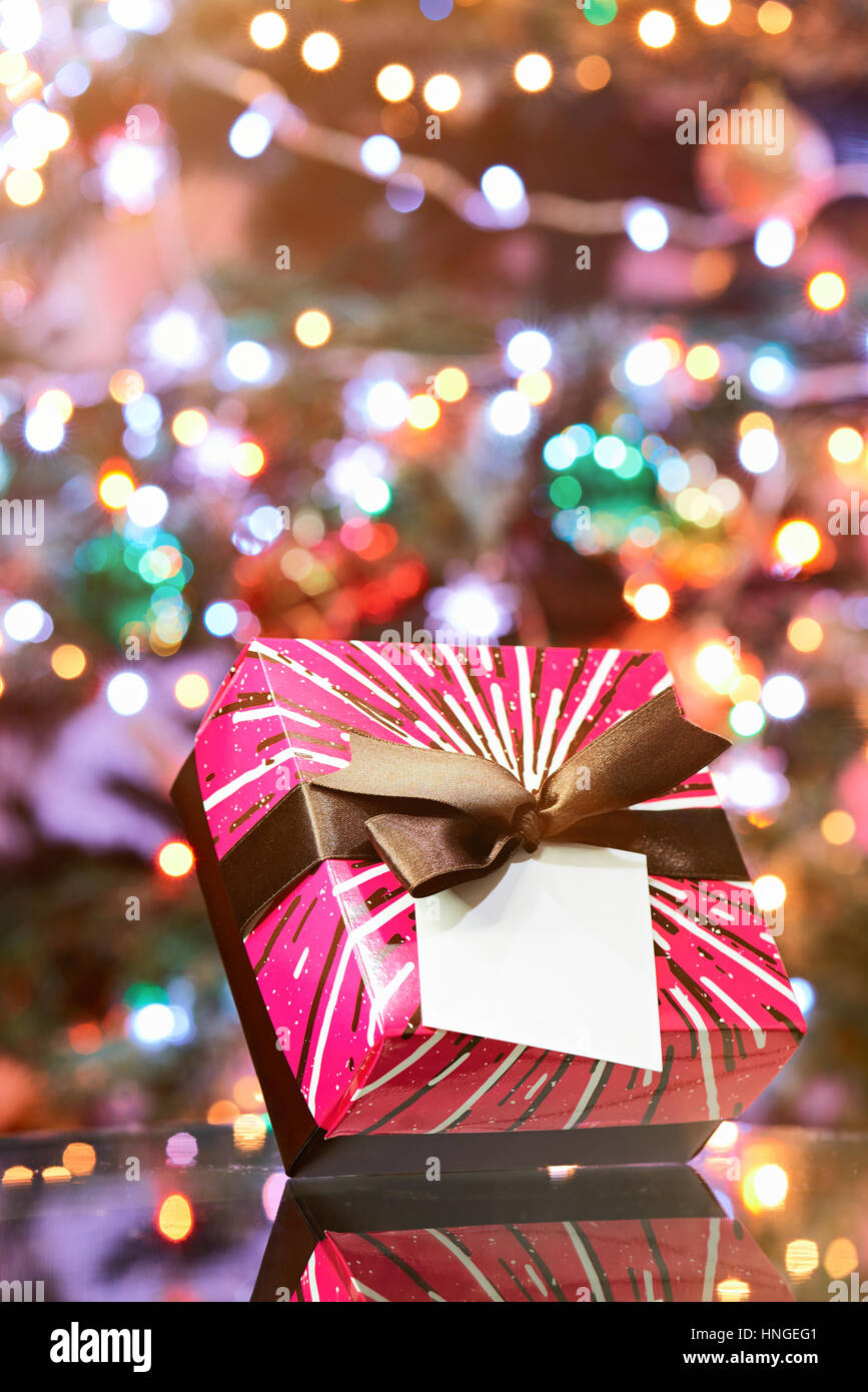 Merry Christmas Gift box su albero colorato sfondo luminoso Foto Stock