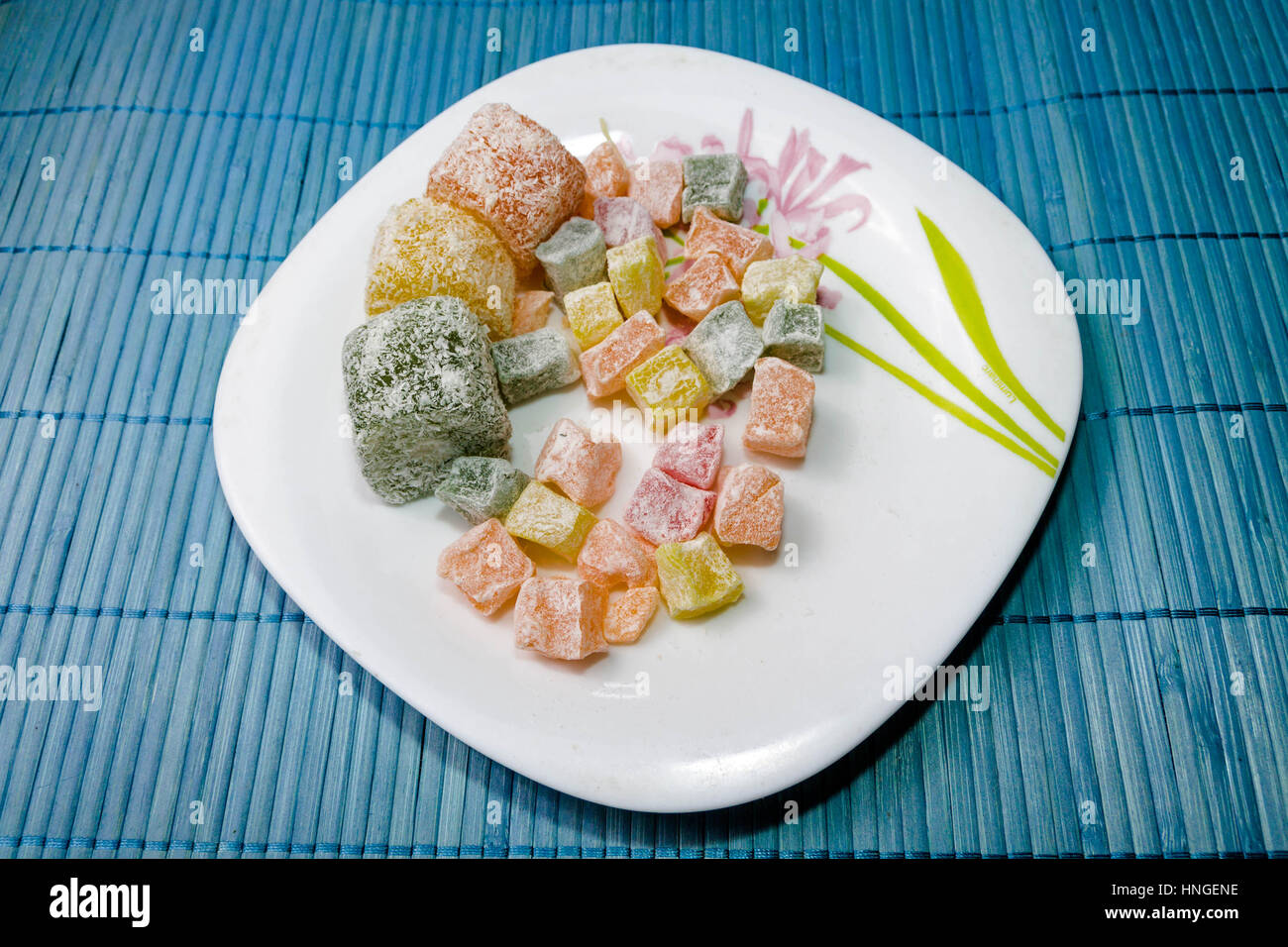 Caramelle colorate su una piastra. Jelly cosparso con noce di cocco. Foto Stock