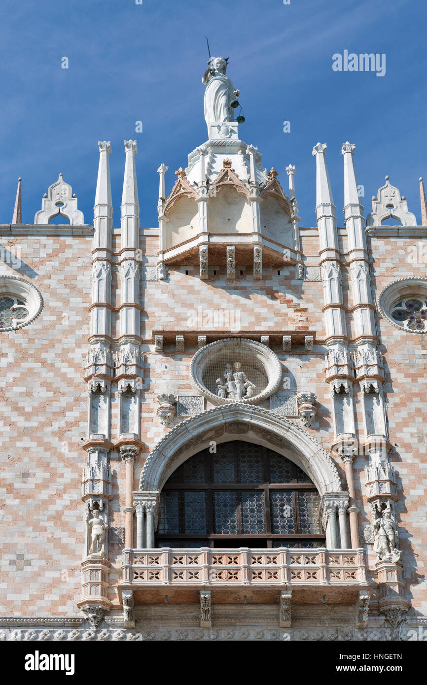 Beautifful facciata gotica balcone di Palazzo Ducale closeup a Venezia, Italia. Foto Stock