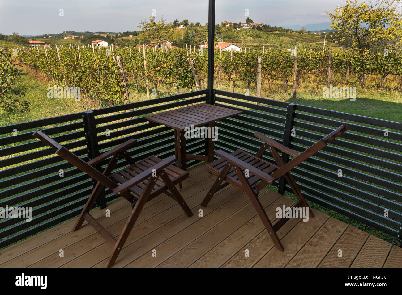 Home terrazza per il relax con sedie, tavolo e pittoresco paesaggio mediterraneo con vigneti. Regione Brda in Slovenia. Foto Stock