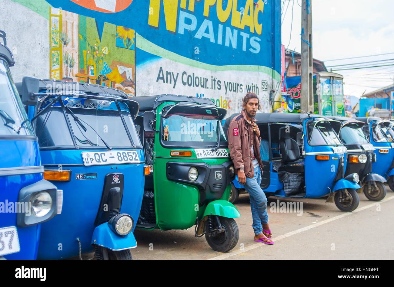 HAPUTALE, SRI LANKA - 30 novembre 2016: Il tuk-tuk driver attende i clienti al parcheggio dei taxi, il 30 novembre a Haputale Foto Stock