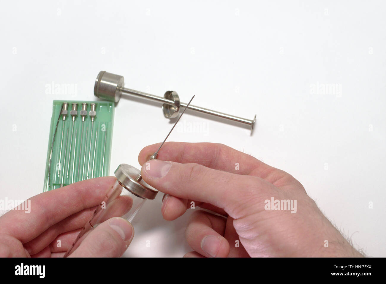 Il vetro del complessivo siringa medica con le mani senza guanti da elementi costitutivi Foto Stock