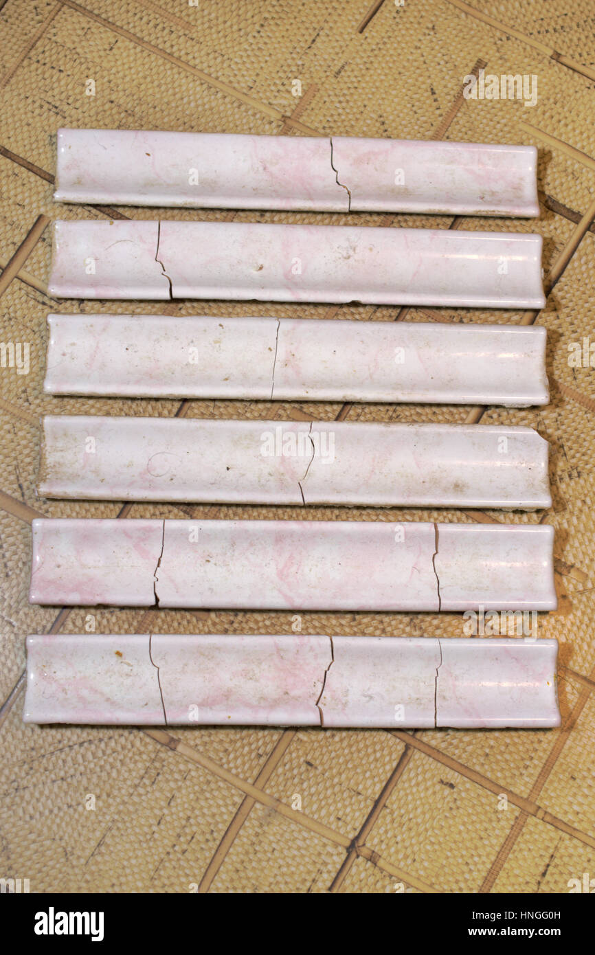 Battiscopa rotte di rosa le piastrelle di ceramica Foto Stock