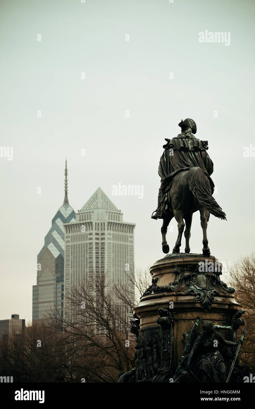 George Washington statua e Philadelphia Città Architettura Foto Stock
