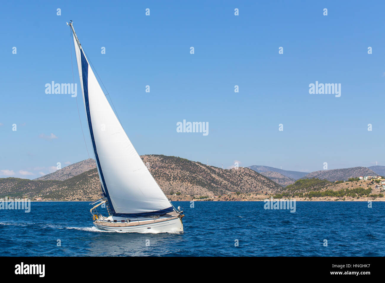 Barca a vela in regata. Yacht di lusso. Foto Stock