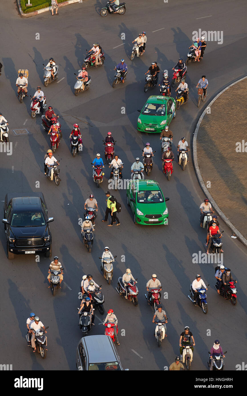 Motocicli e automobili a Ben Thanh rotonda, la città di Ho Chi Minh (Saigon), Vietnam Foto Stock