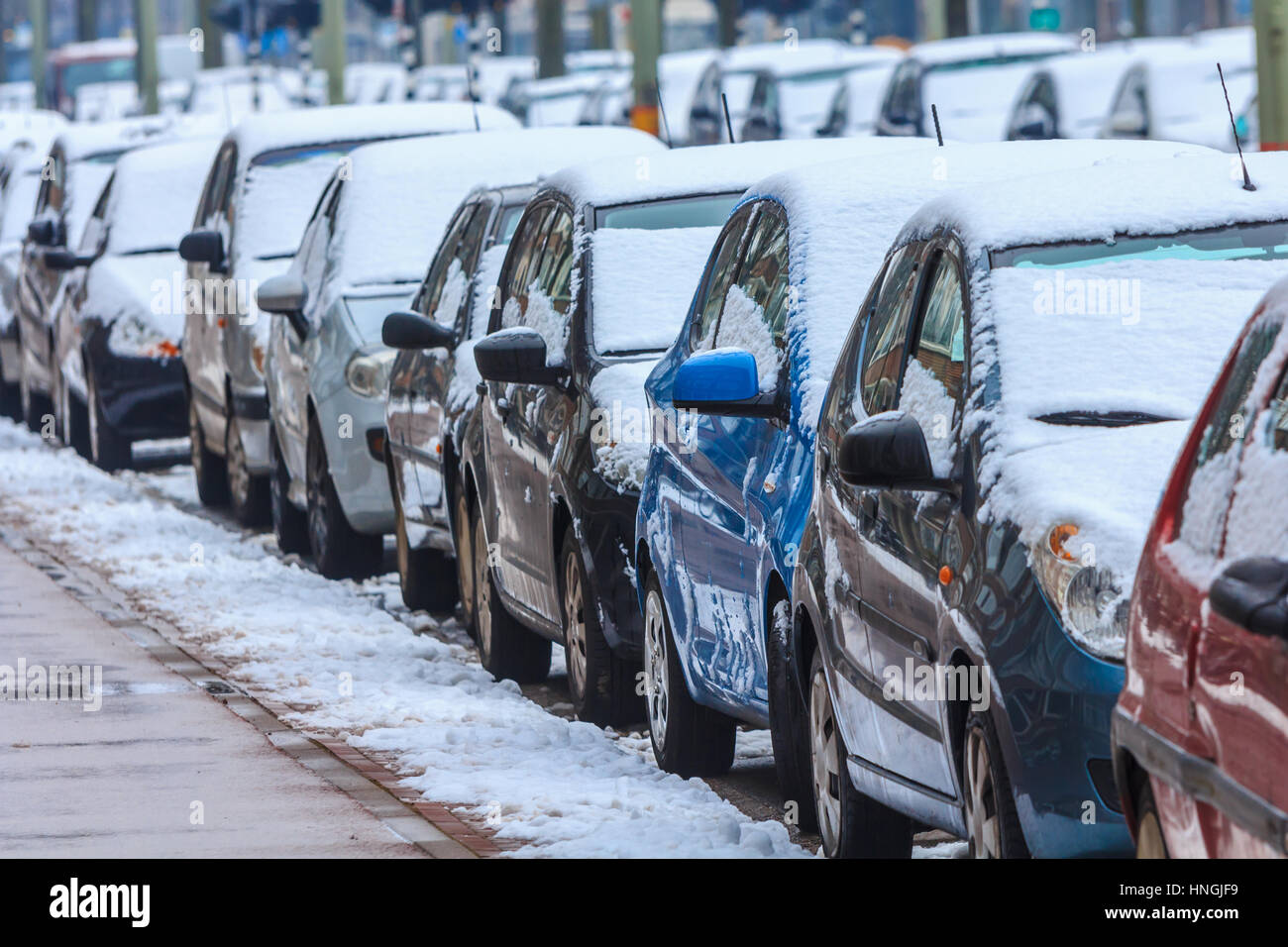 L'Aia, Paesi Bassi - 12 Febbraio 2017: automobili parcheggiate ricoperta di neve Foto Stock