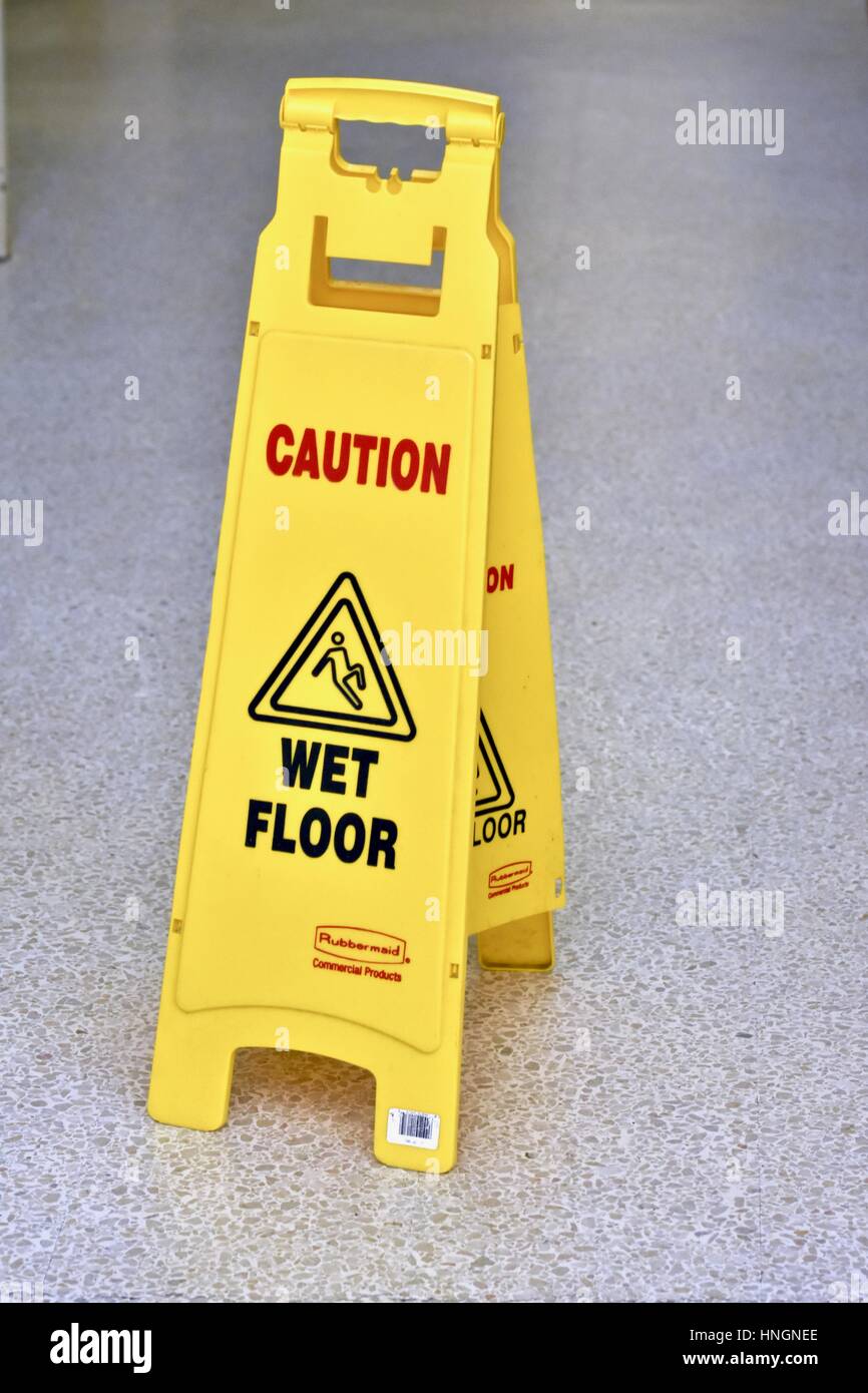Segnale di avvertimento pavimento bagnato Foto Stock