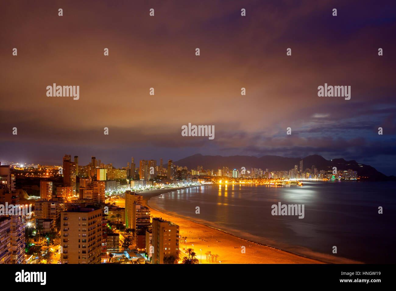 Spiagge di Benidorm e grattacieli in serata, conosciuta in tutta Europa come spagnolo importante destinazione turistica con migliaia di visitatori ogni anno. Foto Stock