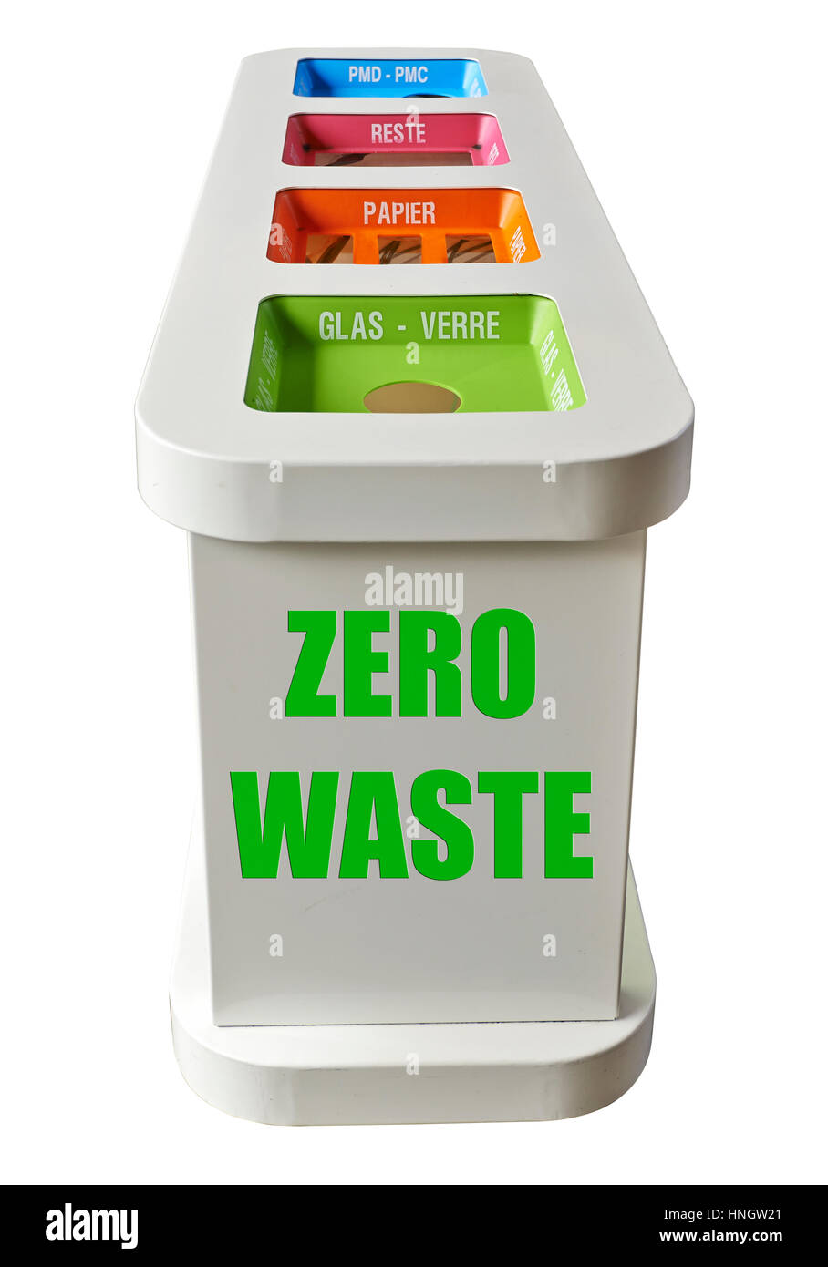 Colorato cestini in una stazione ferroviaria in Europa. Zero rifiuti Nozione Foto Stock