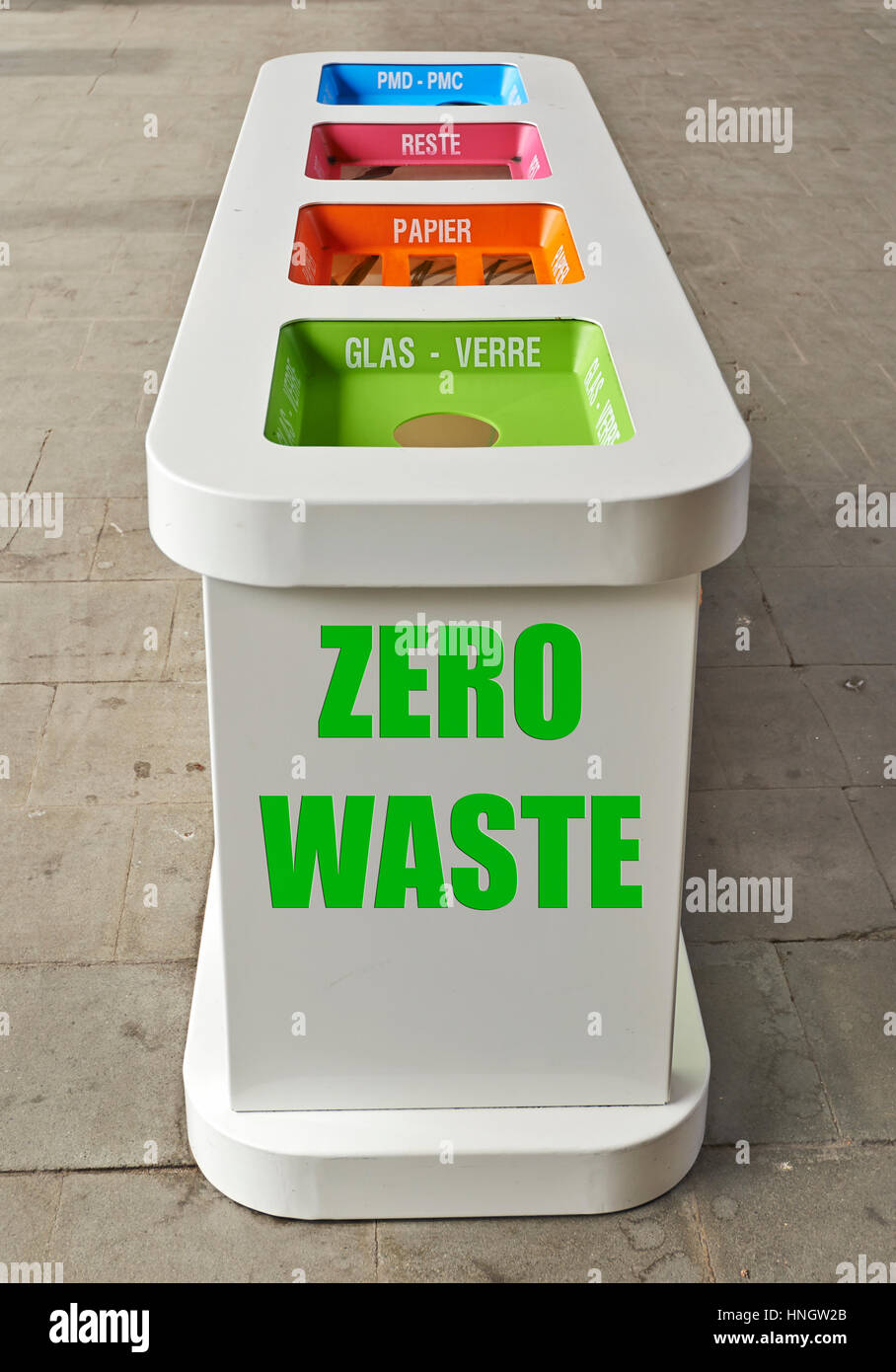 Colorato cestini in una stazione ferroviaria in Europa. Zero rifiuti Nozione Foto Stock