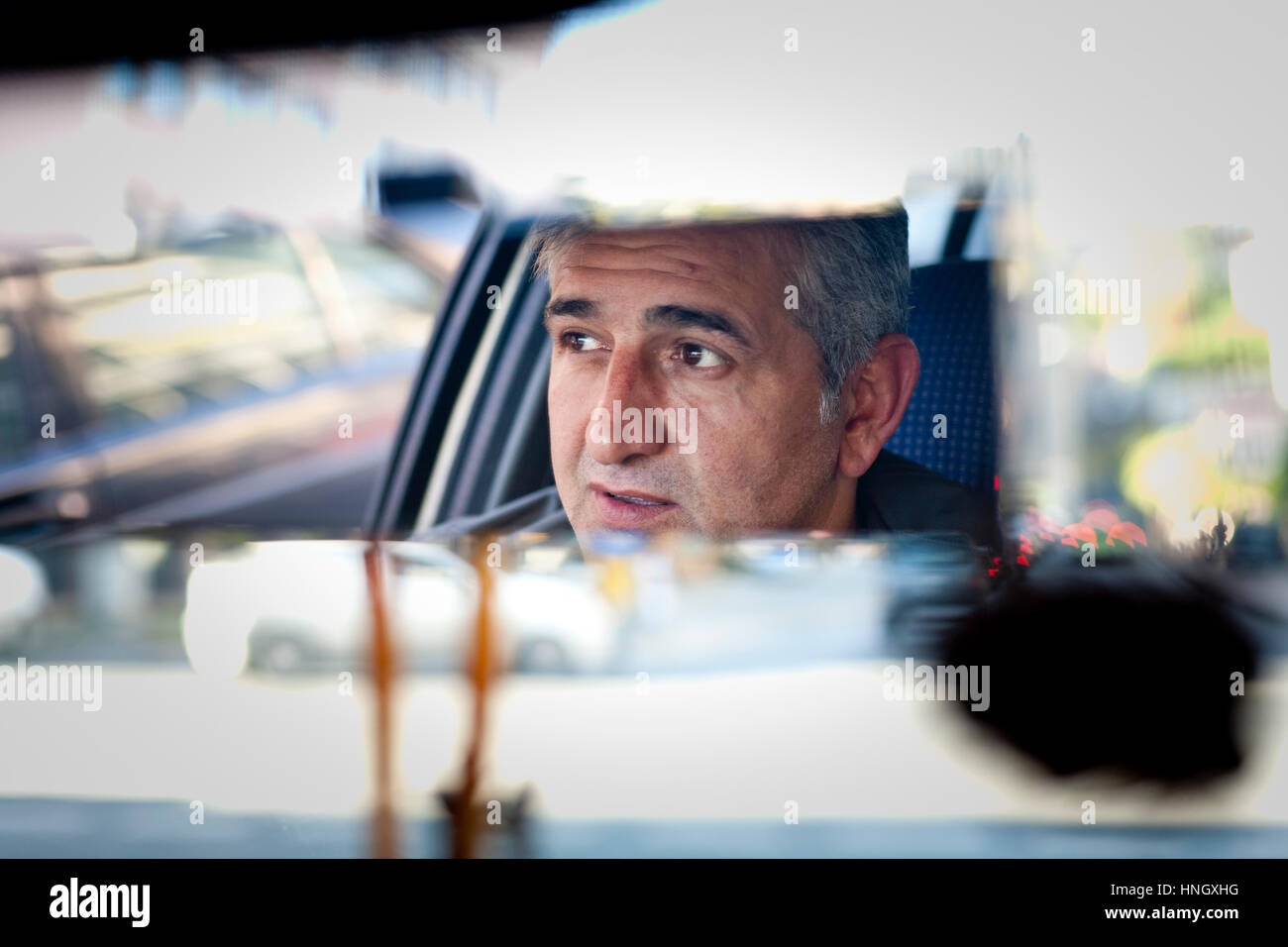 Istanbul, Turchia - Novembre 7 2009: il volto dell'uomo riflette in specchio retrovisore come egli aziona un taxi per le strade di Istanbul. Foto Stock