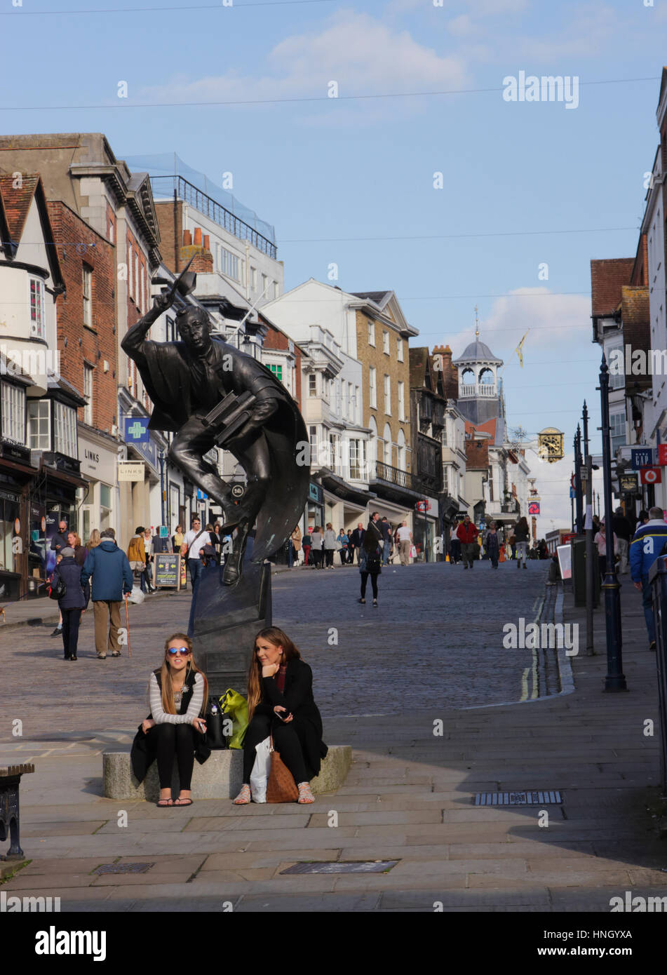 Il Surrey studioso statua e Guildford High Street Foto Stock