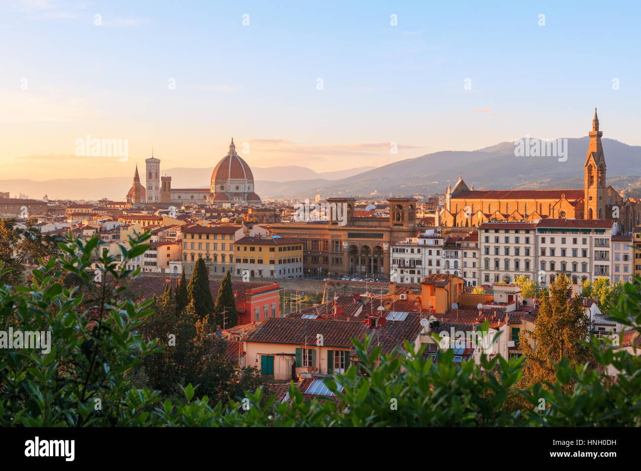 Splendide vedute del paesaggio urbano di Firenze in background Cattedrale Santa Maria del Fiore al tramonto in Italia, Europa Foto Stock