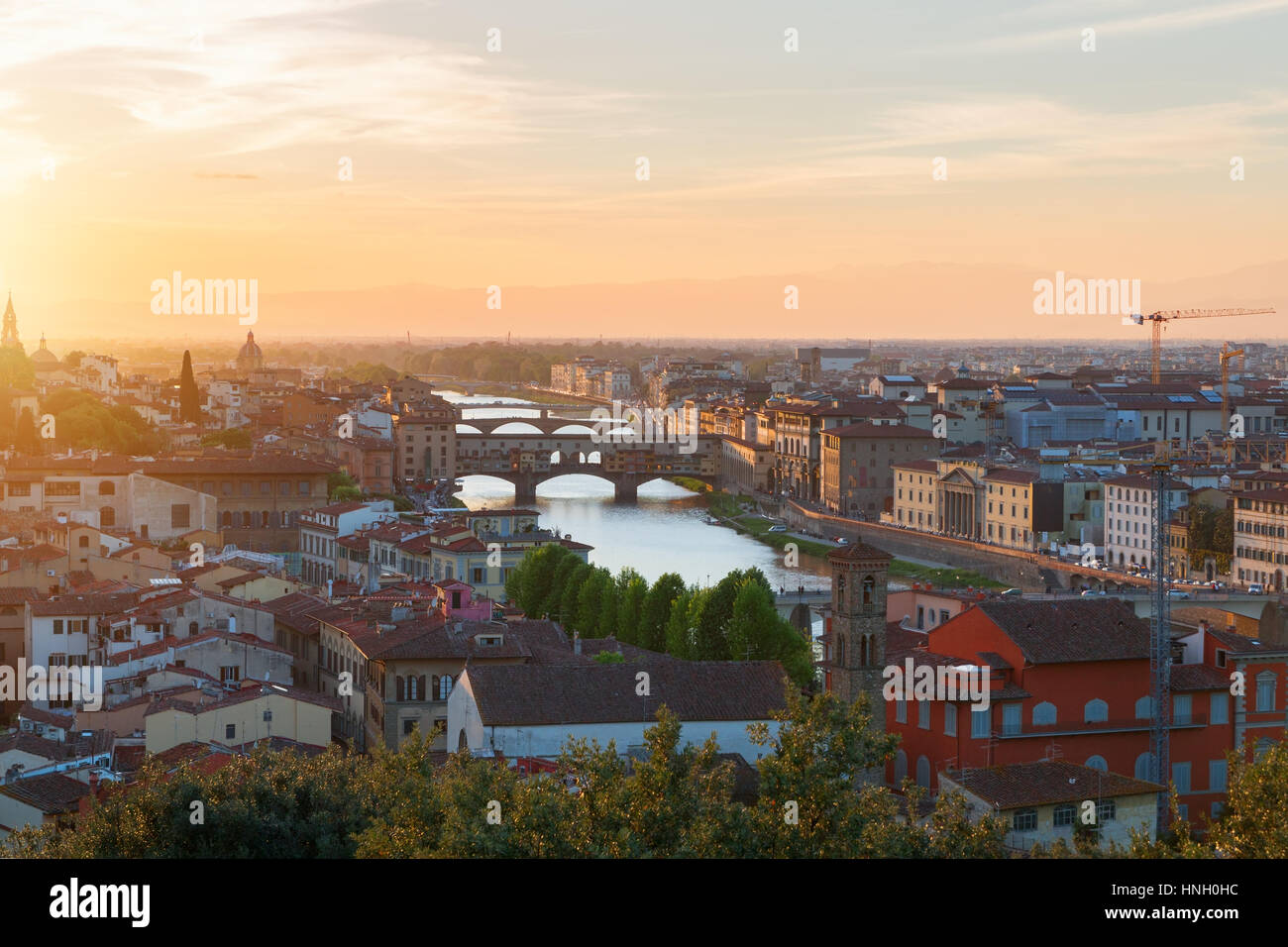 Splendide vedute del paesaggio urbano di Firenze in background Ponte Vecchio al tramonto in Italia, Europa Foto Stock