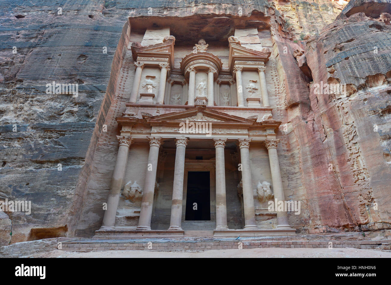 Al Khazneh nell'antica città di Petra, Giordania. Il tesoro. Petra ha portato alla sua designazione come Sito del Patrimonio Mondiale dell'UNESCO. Foto Stock
