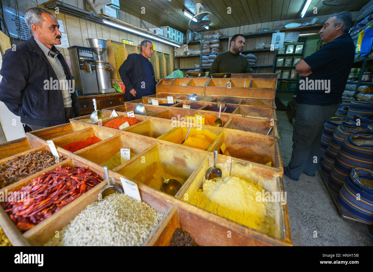 Aqaba Giordania - 8 Dicembre 2016: un uomo vendita di spezie al mercato di Aqaba in Giordania. Foto Stock