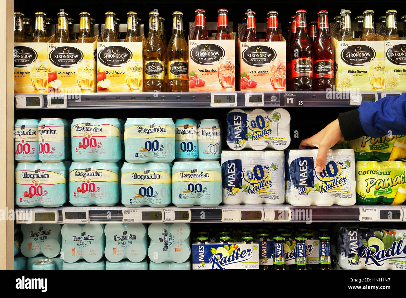 Assortimento Hoegaarden 0.0 birre e Strongbow sidri di Apple in un supermercato Foto Stock