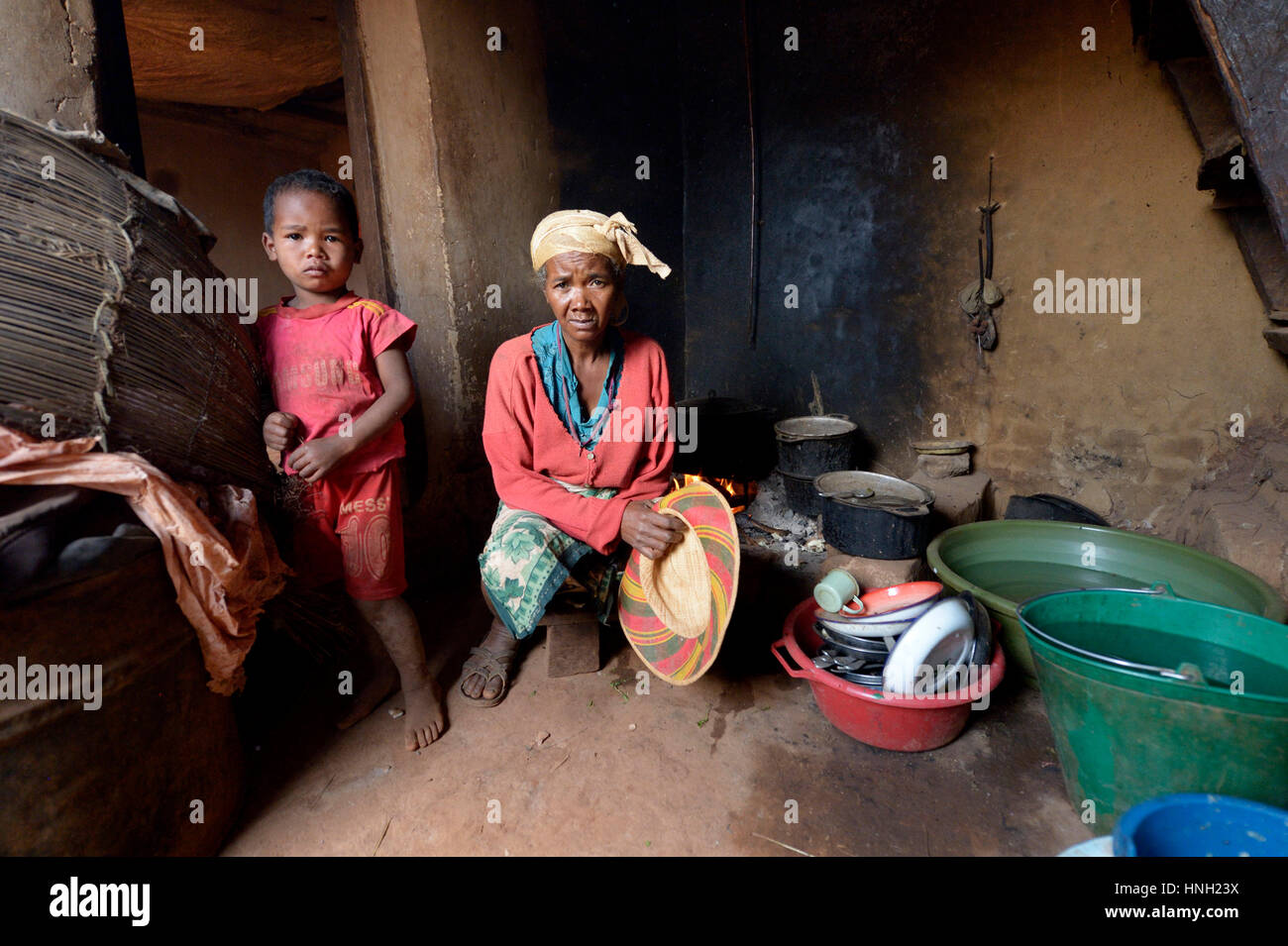Donna e bambino in cucina, Analakely village, Tanambao comune, distretto di Tsiroanomandidy, Bongolava regione, Madagascar Foto Stock