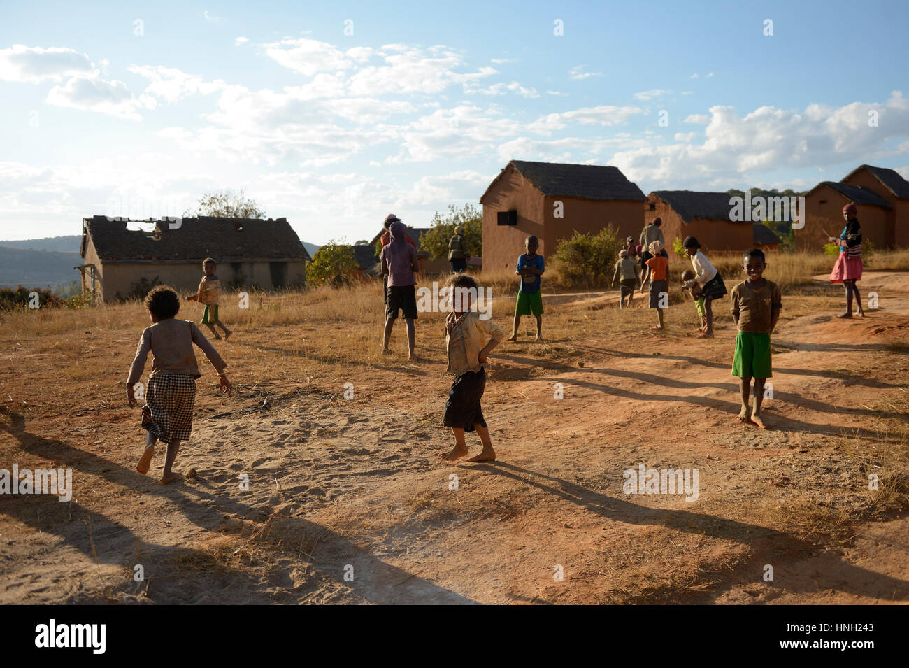 Bambini che giocano, villaggio Tsaramadoandro, district regione Tsiroanomandidy Bongolava, Madagascar Foto Stock