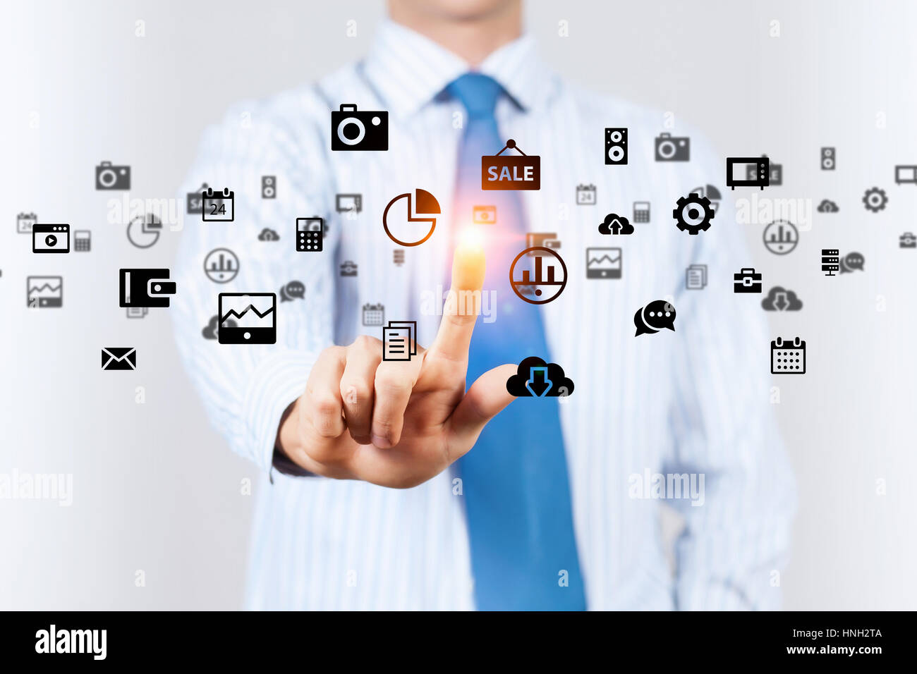 Imprenditore premendo sullo schermo l'icona di elaborazione concetto di connessione Foto Stock