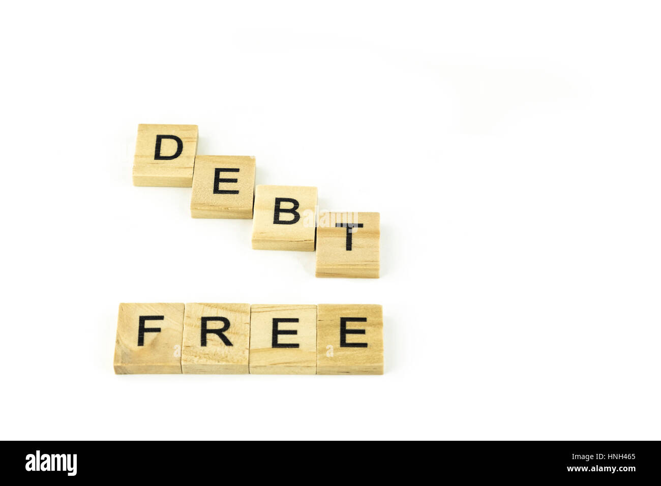 Concetto debito libera enunciato in blocchetti di legno, intaglio,sfondo bianco. Foto Stock