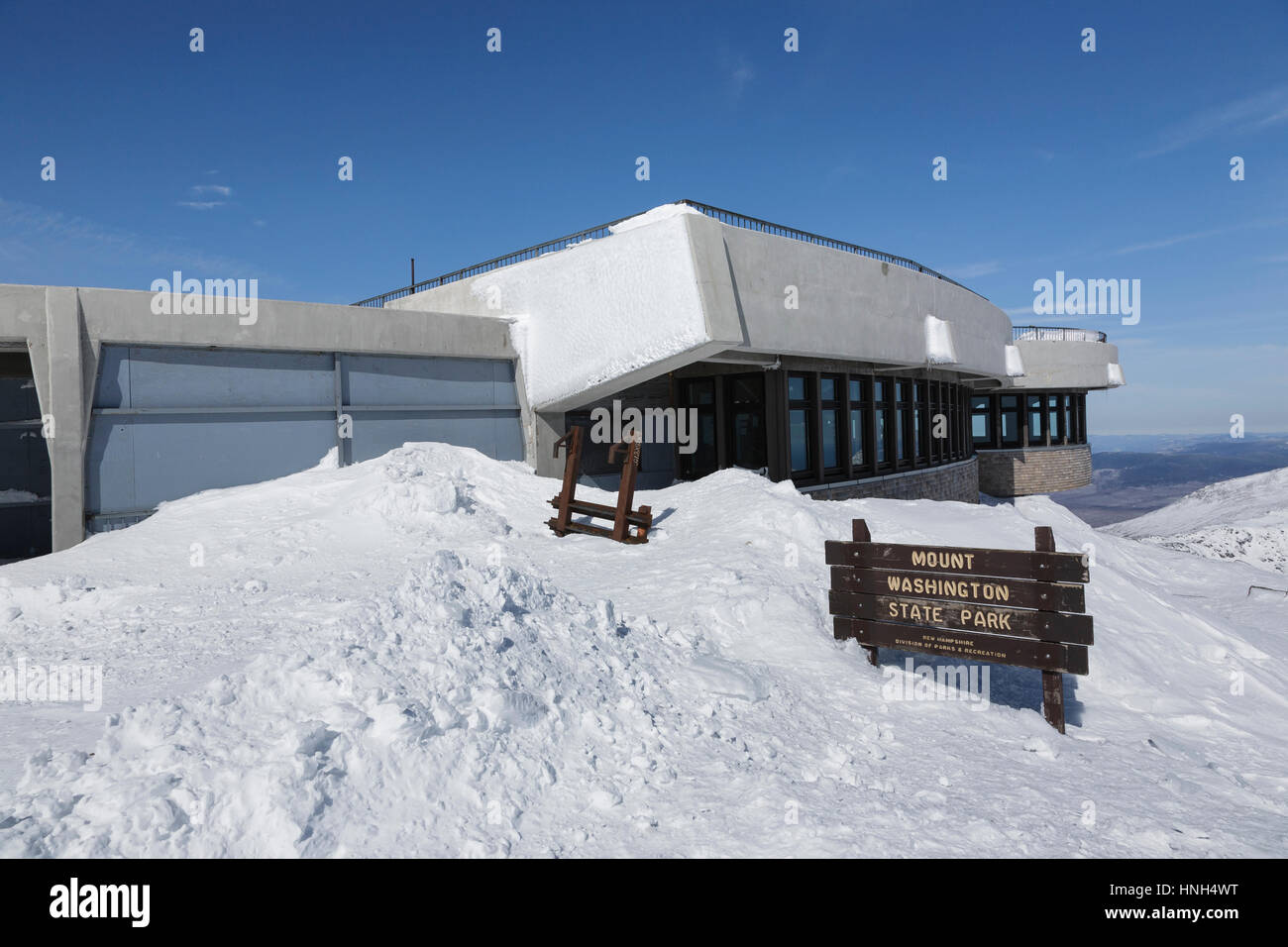 La vetta del Monte Washington nelle White Mountains, New Hampshire durante i mesi invernali. Mount Washington, a 6,288 piedi, è il più alto mountai Foto Stock