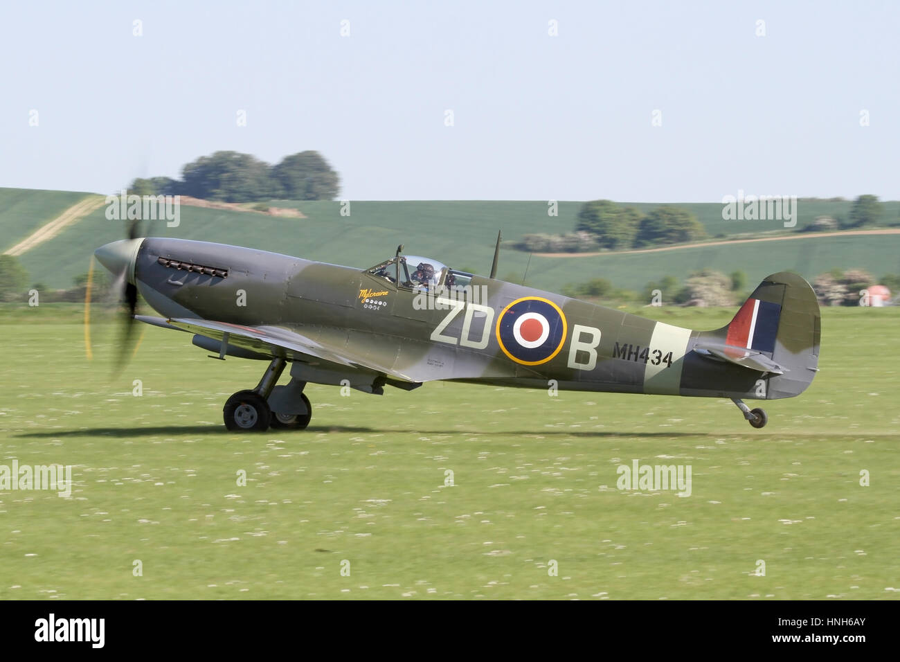 La vecchia macchina volante aziende Spitfire IX, MH434 rolling out dopo lo sbarco a Duxford show. Foto Stock