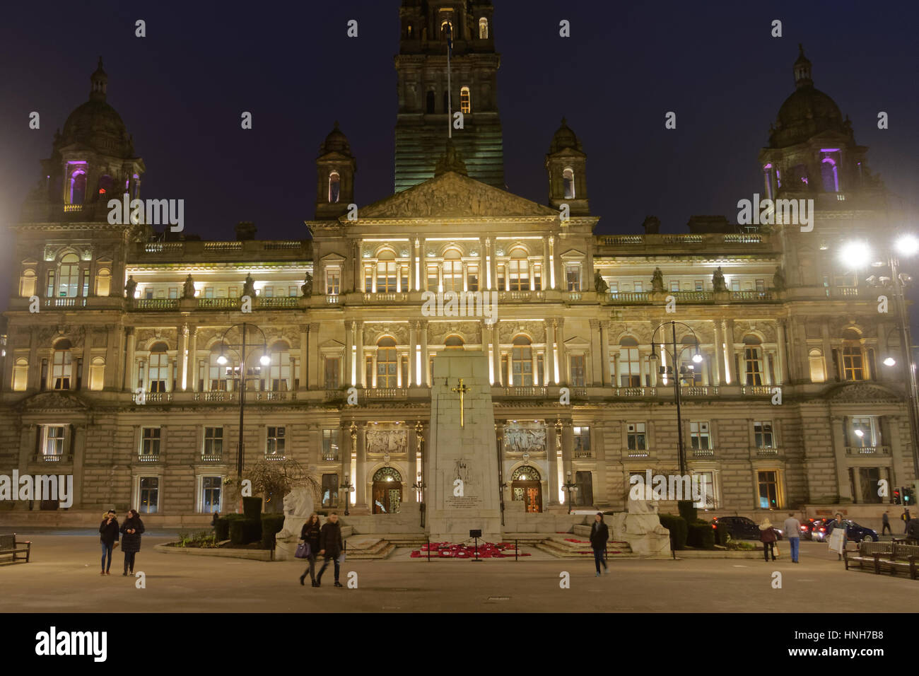 Glasgow George Square e il cenotafio locale e la sede del consiglio il City Chambers Foto Stock