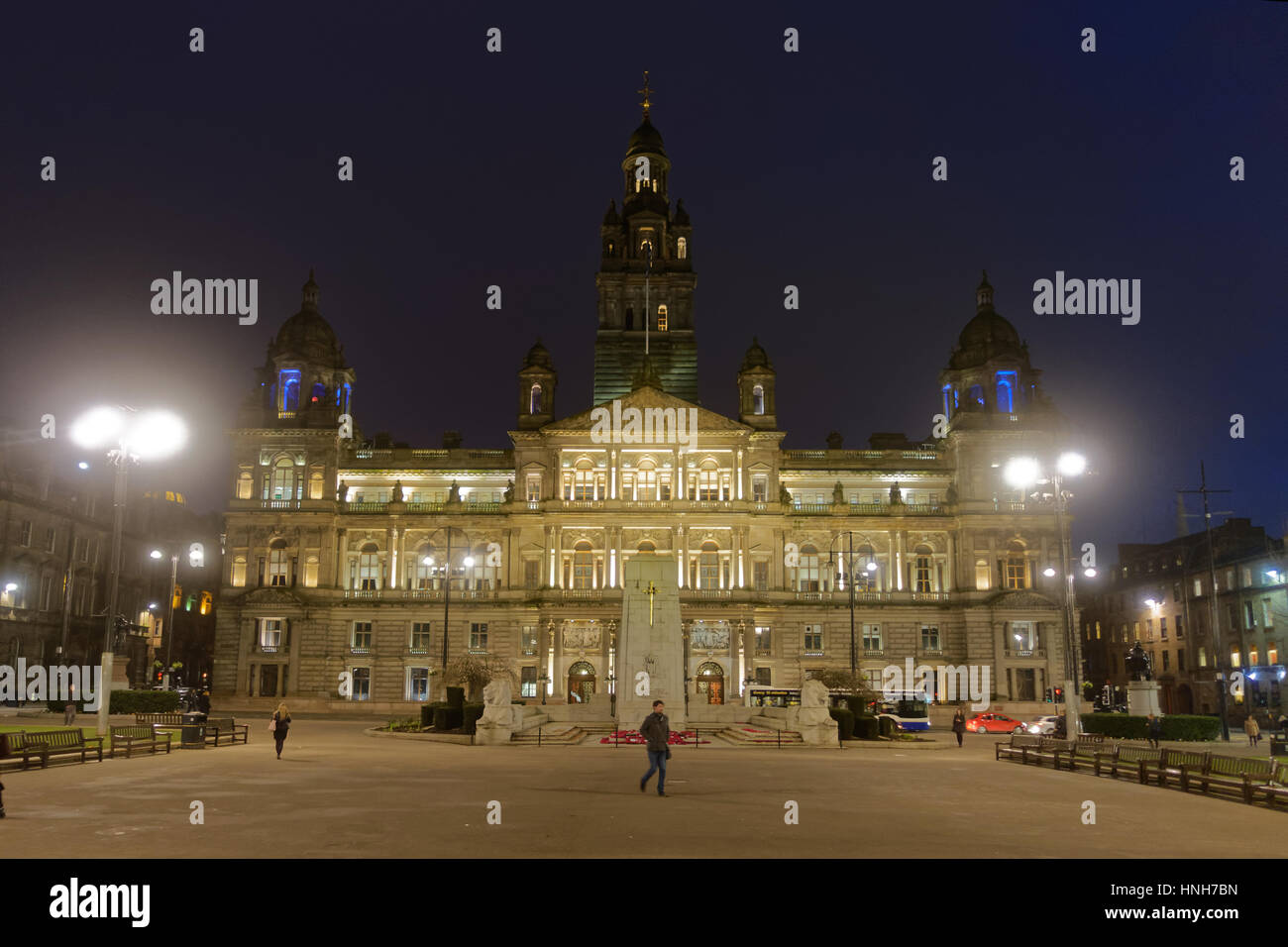 Glasgow George Square e il cenotafio locale e la sede del consiglio il City Chambers Foto Stock