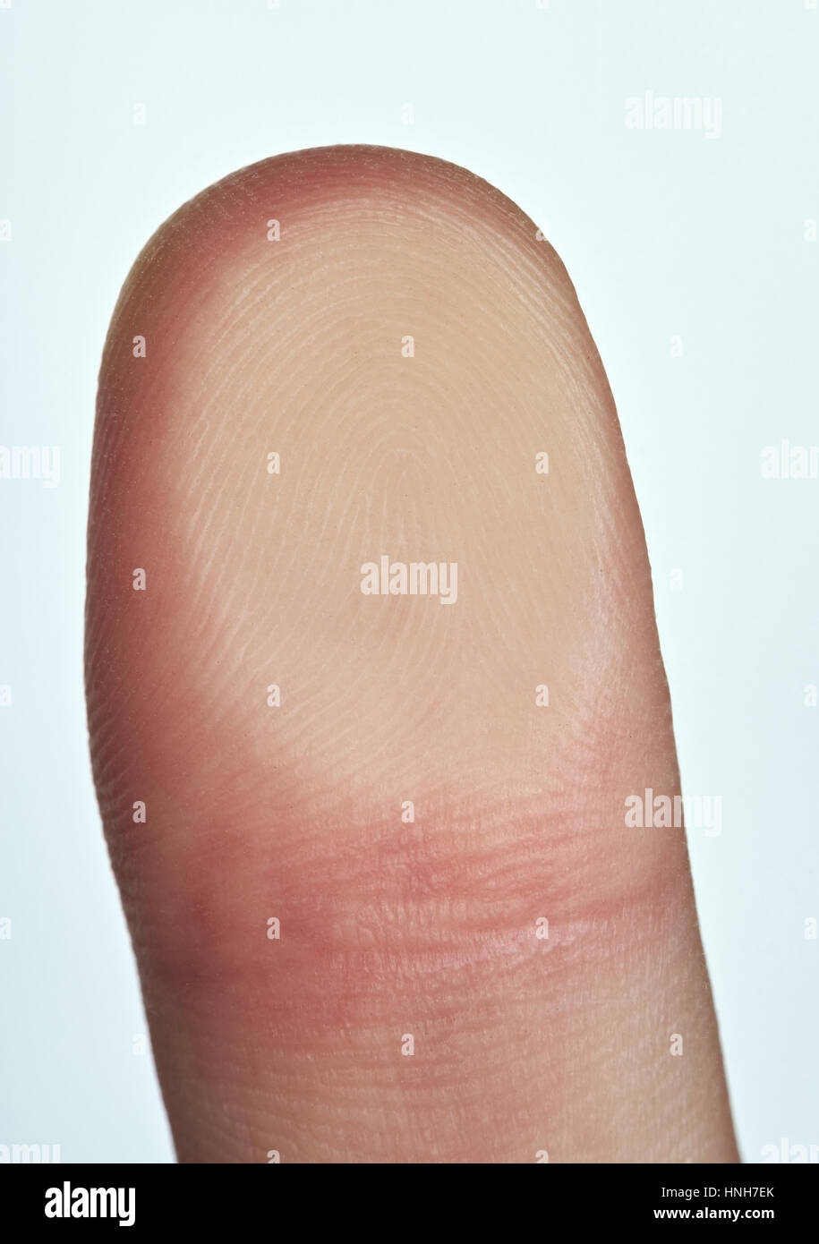 In prossimità del dito di scansione isolati su sfondo bianco Foto Stock